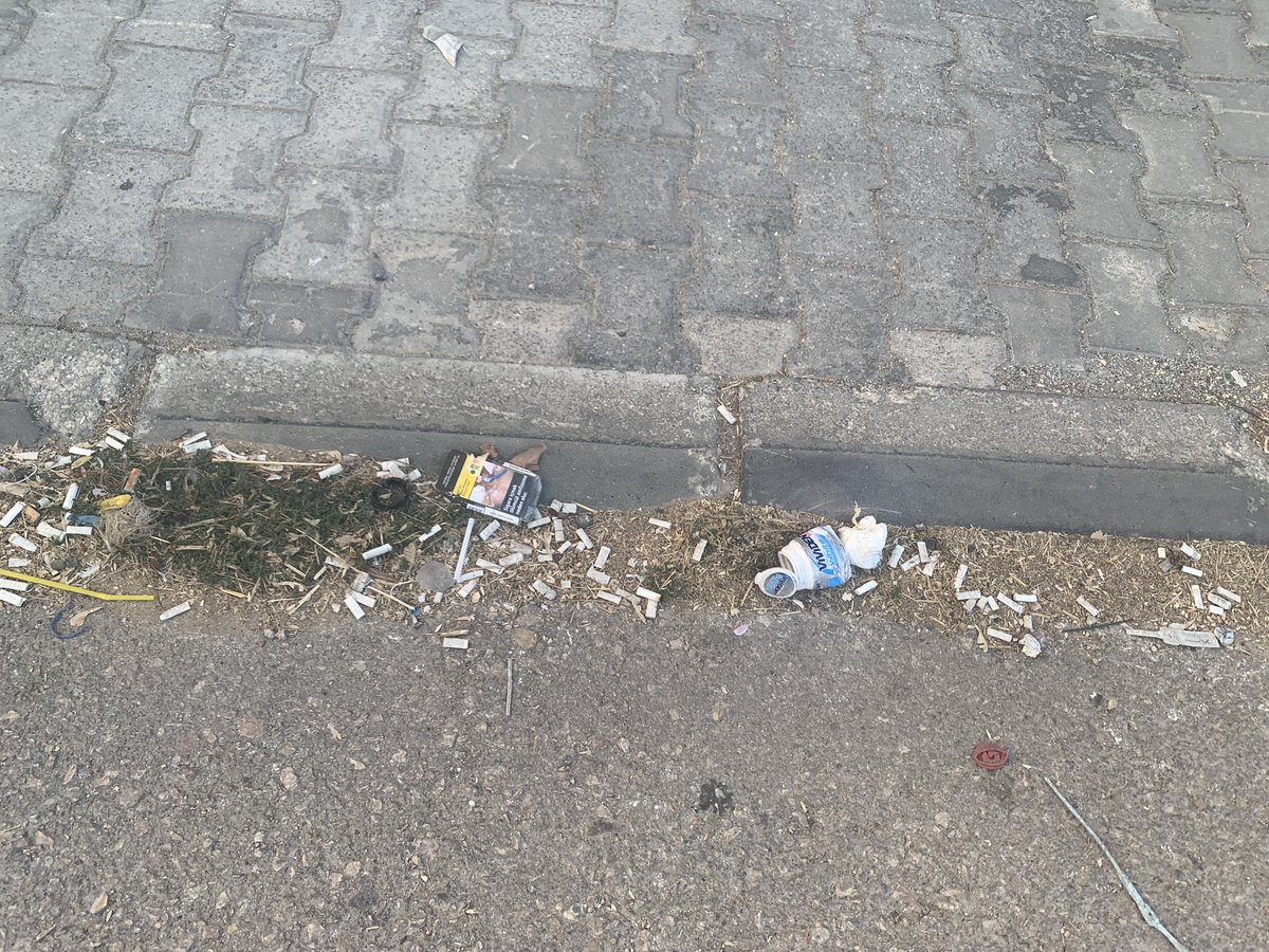 CavusogluSule's tweet photo. Önce bu çocuk bezini sokağın ortasına atan vatandaşımızı daha sonrada 10 gündür durmasına rağmen onu oradan kadırmayan temizlik görevlisi vatandaşlarımızı esefle kınıyorum …!!!
@SehitkamilBel @umutymz https://t.co/17tKjtJ0MF