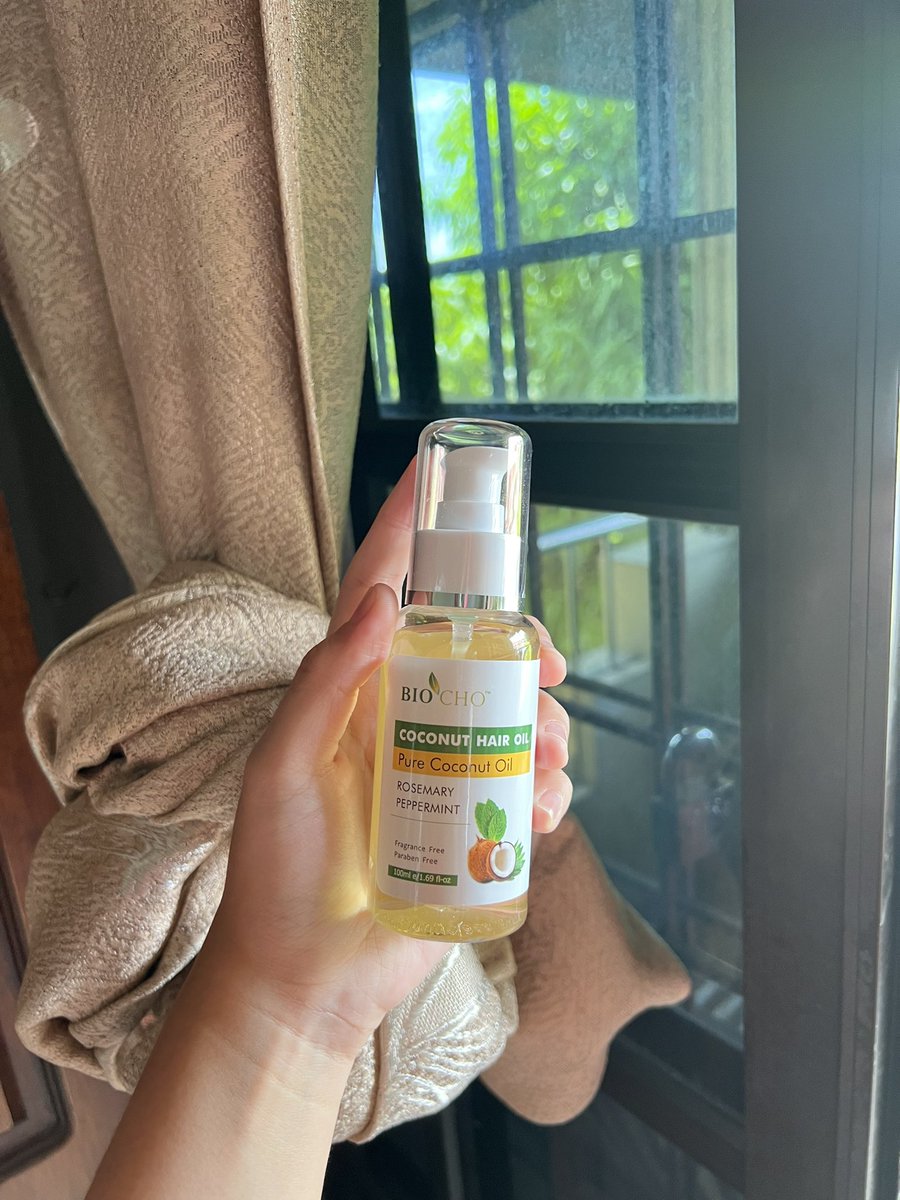 secretlyfura's tweet photo. Rambut kawan I cantik gila, tebal &amp; volumized. Tips dia pernah bagi yang I ingat sampaaaai sekarang : Lumur &amp; massage coconut oil on scalp📝 

I did it, menjadi. Rambut I makin lebat sekarang🥹 My coconut oil bau Rosemary Peppermint. Interesting kan? https://t.co/LZRDiHOBfn