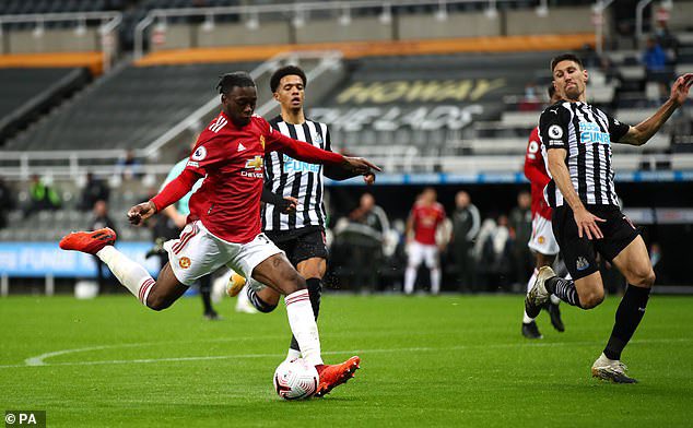 CSSZNi's tweet photo. Aaron Wan Bissaka really said “I don’t owe you anything but a safe transport back to London” and then dropped these two lifetime performances 😭😭😭 https://t.co/fNsKTF5Dmm