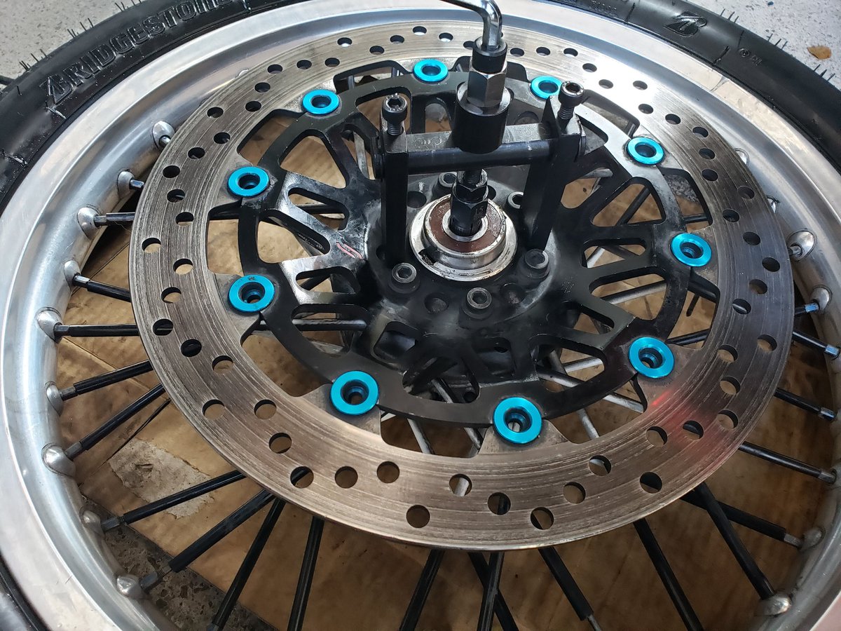ST250_CafeRacer's tweet photo. 昨日、帰省し、
今日はいつもの八百津に行って来ました。
そのー後、タイヤとベアリング交換
BT46は、真ん中だけが極端に減ることがなくて、なかなか良かったので、また、BT46にしました https://t.co/V50SFR6osL