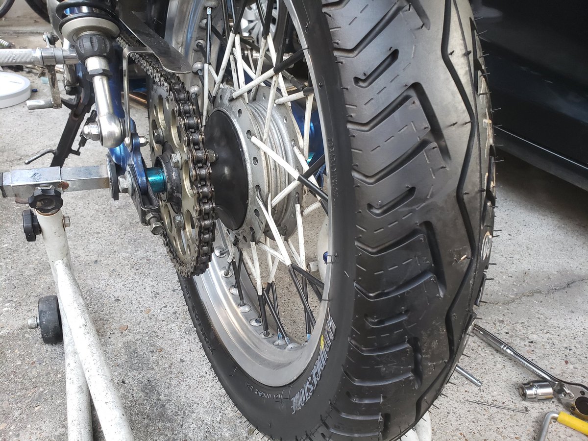 ST250_CafeRacer's tweet photo. 昨日、帰省し、
今日はいつもの八百津に行って来ました。
そのー後、タイヤとベアリング交換
BT46は、真ん中だけが極端に減ることがなくて、なかなか良かったので、また、BT46にしました https://t.co/V50SFR6osL