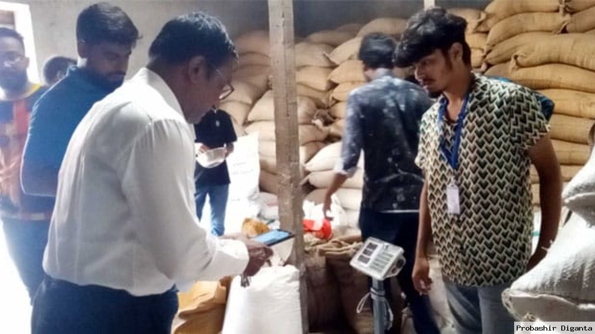 ফরিদপুরে শিক্ষার্থীদের বাজার মনিটরিং