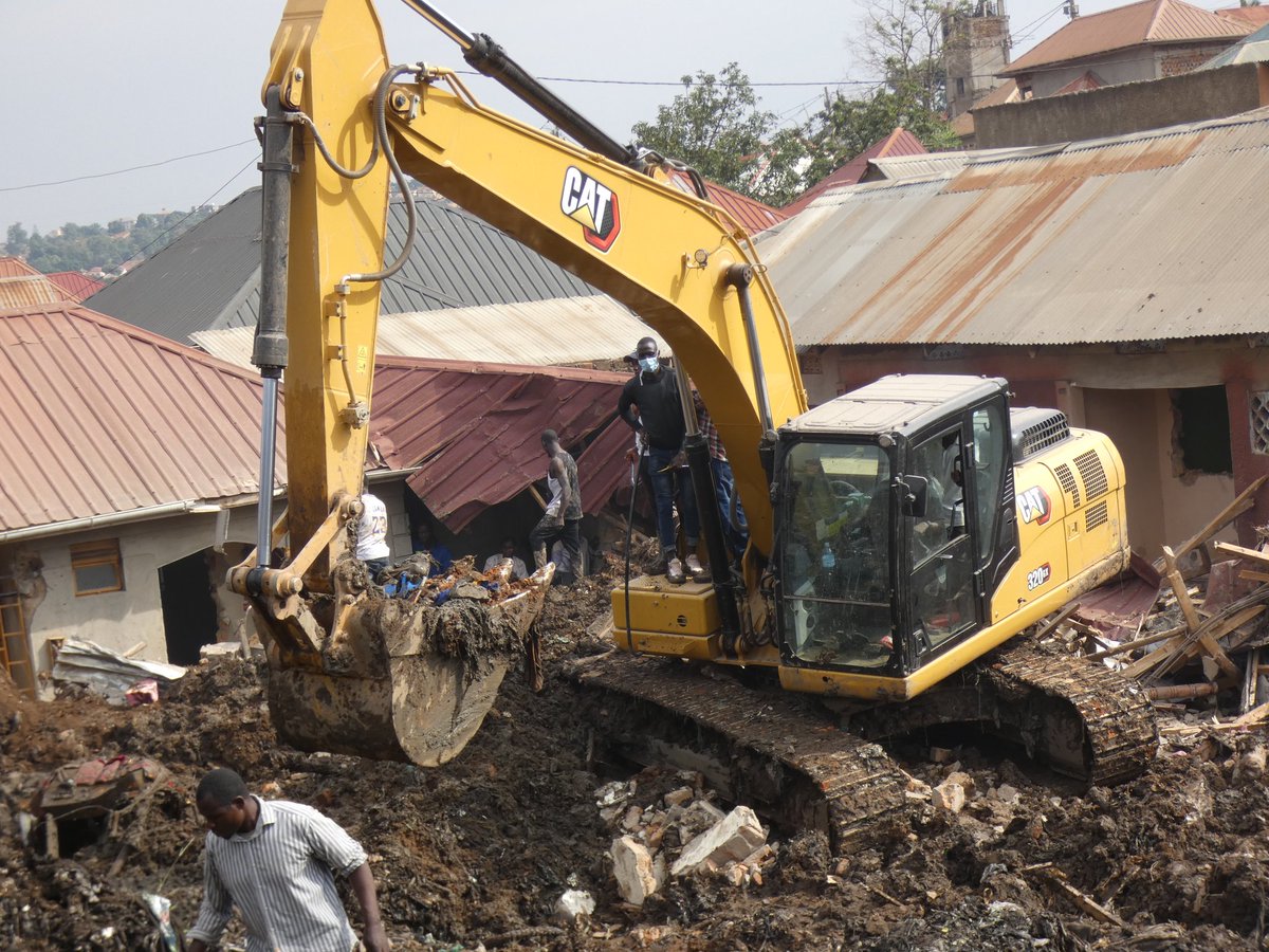 ByronNampala's tweet photo. Alot of people are still covered in the deris of the kitezi landfill in kampala Uganda after a landslide occured in the early hours of Saturday morning. Over 30 people have been confirmed dead and many more still to be found as the search continues by the rescue team. https://t.co/gQ0je1BYc9
