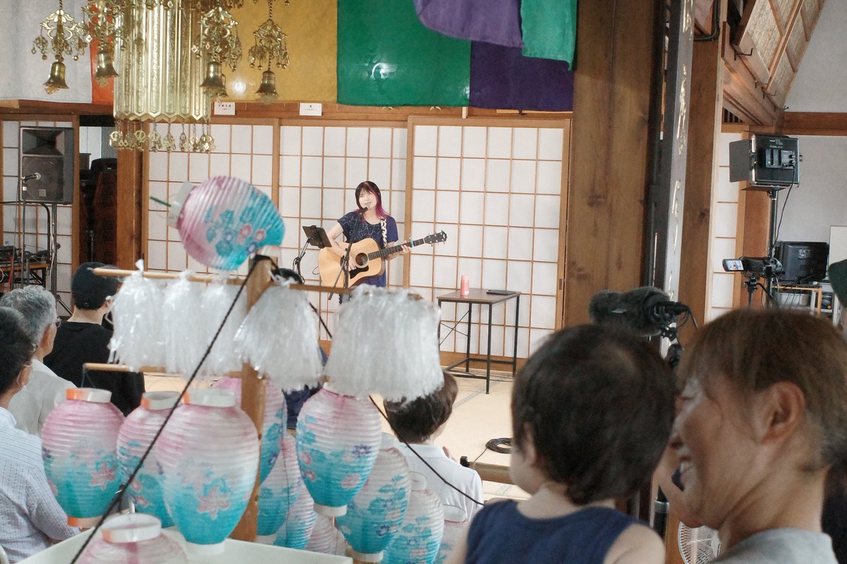 早口のお寺さんへ。
ちぃちゃんがライブしてた！