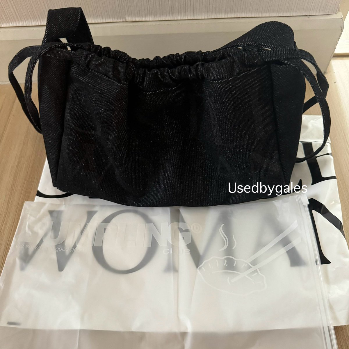 gmcrzsx's tweet photo. Used like New 🌟 GW DENIM DUMPLING BAG : PARIS MIDNIGHT ✨🫶🏿 ใช้ 1 ครั้ง สภาพนางฟ้าเหมือนใหม่ ส่งต่อ 1,000 รวมส่งเอกชน 🎟️💼 อุปกรณ์ ซองจากแบรนด์ ซองใสซิปล้อค #gentlewomenstore #gentlewomanstoreส่งต่อ #denimdumping #gentalwoman #gentlewomandumplingbag #dumpingbag #rallymovement https://t.co/vs8YBdz9Mp