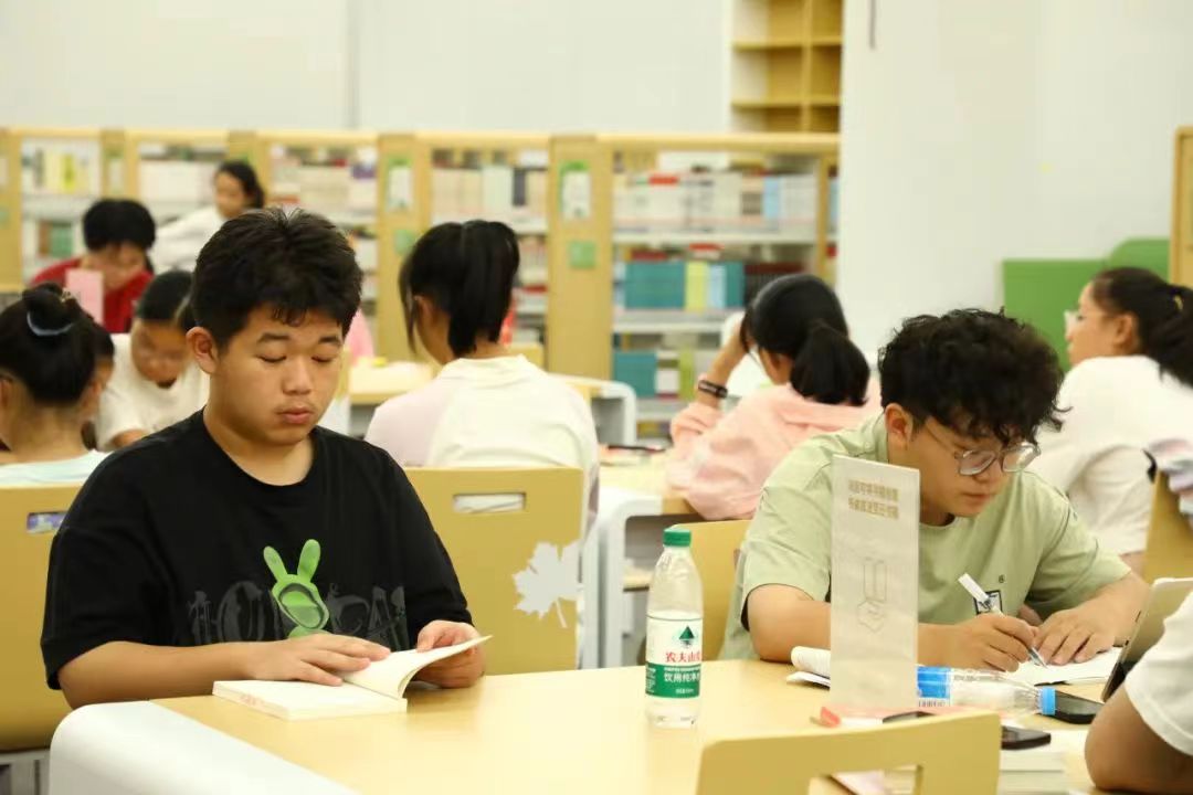 This_is_Yulin's tweet image. 🏙️📚Yulin's first 24-hour urban reading room, established by Yulin Library, opened on August 1. 

🌃📖Day or night, during breaks or after meals, citizens can now enjoy round-the-clock book borrowing services free of charge. #WhatsOnYulin #24HourLibrary