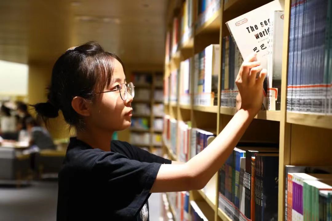 This_is_Yulin's tweet image. 🏙️📚Yulin's first 24-hour urban reading room, established by Yulin Library, opened on August 1. 

🌃📖Day or night, during breaks or after meals, citizens can now enjoy round-the-clock book borrowing services free of charge. #WhatsOnYulin #24HourLibrary