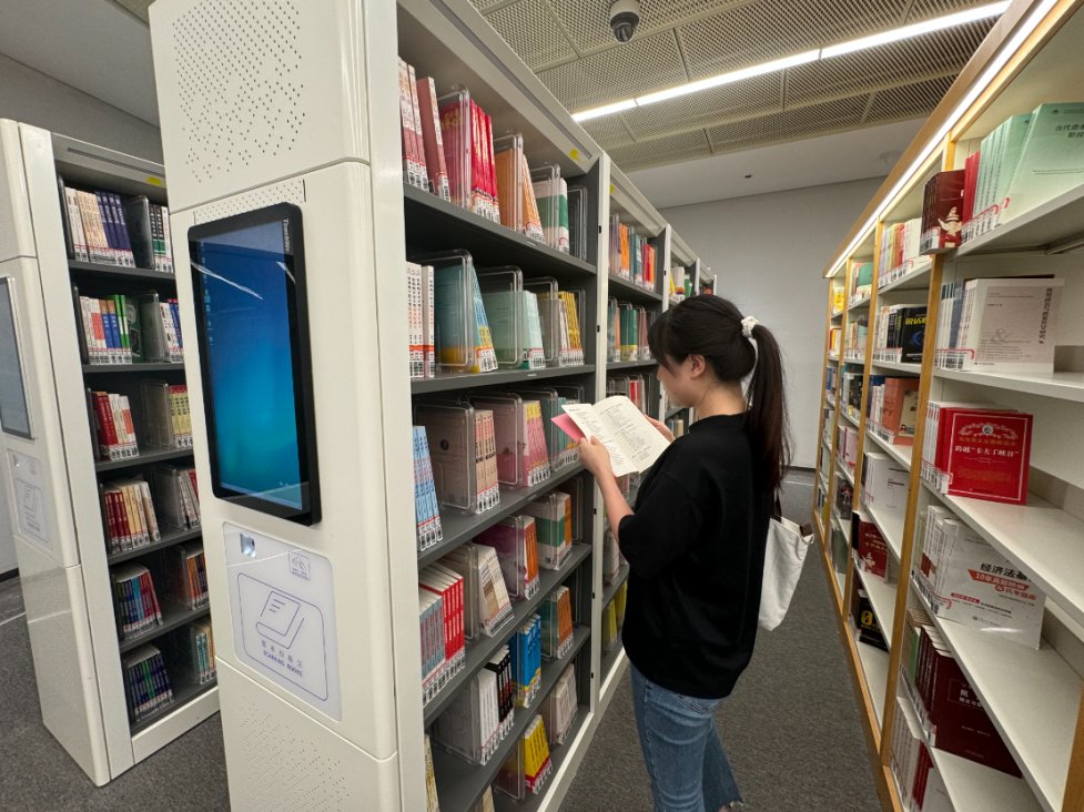This_is_Yulin's tweet image. 🏙️📚Yulin's first 24-hour urban reading room, established by Yulin Library, opened on August 1. 

🌃📖Day or night, during breaks or after meals, citizens can now enjoy round-the-clock book borrowing services free of charge. #WhatsOnYulin #24HourLibrary