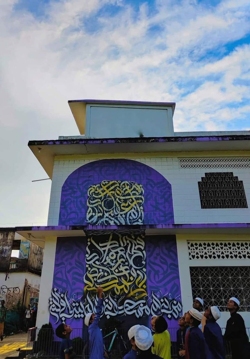 SafaShahera's tweet photo. Thesebeautiful graffitiwill burn inthe sun,getwet inthe rainsomeday itsbeautywill notbE sobeautiful anymore.Don'tneglect thechildrenof Madrasas, becauseThey willalways havetheirfooting inthelistof firstrategeniuses.Arabicsthe language ofourlife, Bengali is also our mother tongue. https://t.co/1V9rUpqpgz