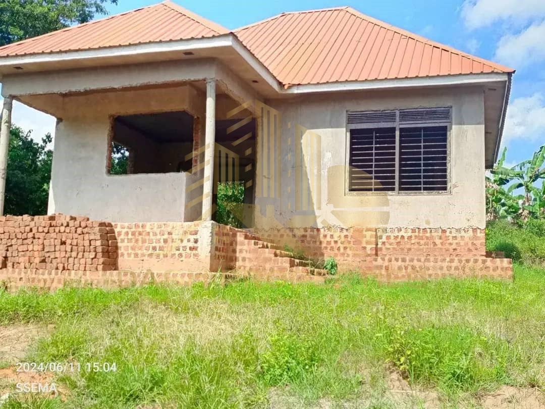 Properties_Dash's tweet photo. 🏡 LIMITED-TIME OFFER! House for Sale in Bujjuko 🏡

Act Fast! This 2-bedroom house in Bujjuko is available at an unbeatable price, but this opportunity won't last long! 
#HouseForSale #Bujjuko #AffordableHousing #UgandaRealEstate #DreamHome #RealEstateOpportunity #DashProperties https://t.co/Z1NC5oQOwa