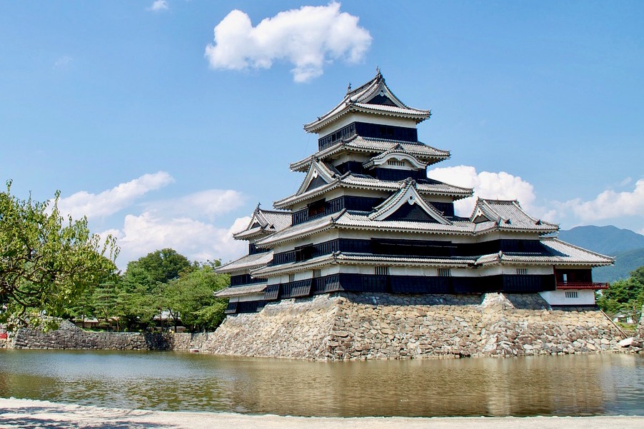 wowplacesde's tweet photo. #Matsumoto – auch „Krähenburg“ genannt – ist eine der beeindruckendsten und am besten erhaltenen Burgen Japans. Sie liegt in der Stadt Matsumoto, eingebettet in eine flache Ebene vor der atemberaubenden Kulisse der japanischen Alpen. #japan #nagano #travel #reise https://t.co/2Kd2qgNMaZ
