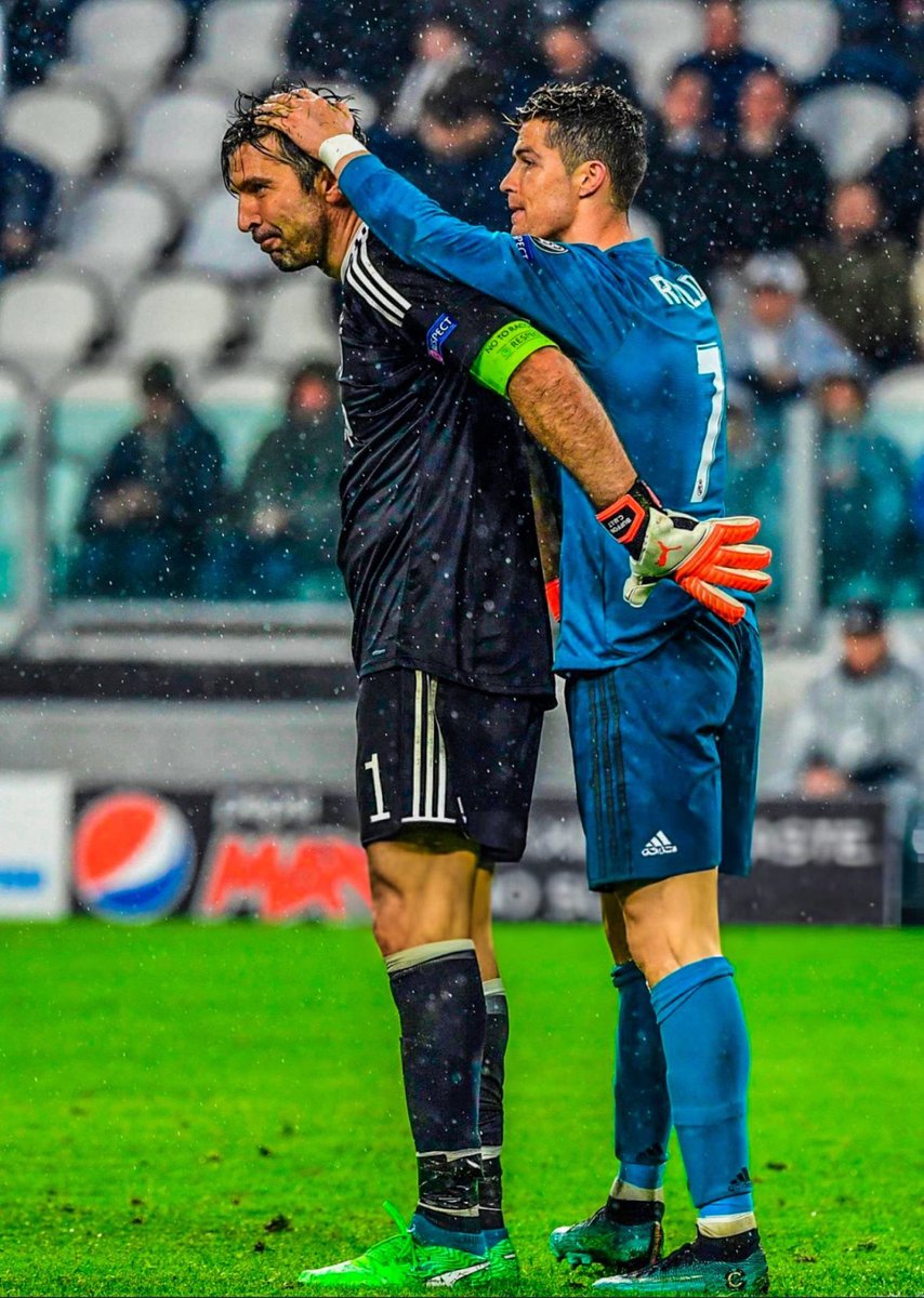 totalcristiano's tweet photo. This picture is legendary. https://t.co/o8d0EGy7Ul
