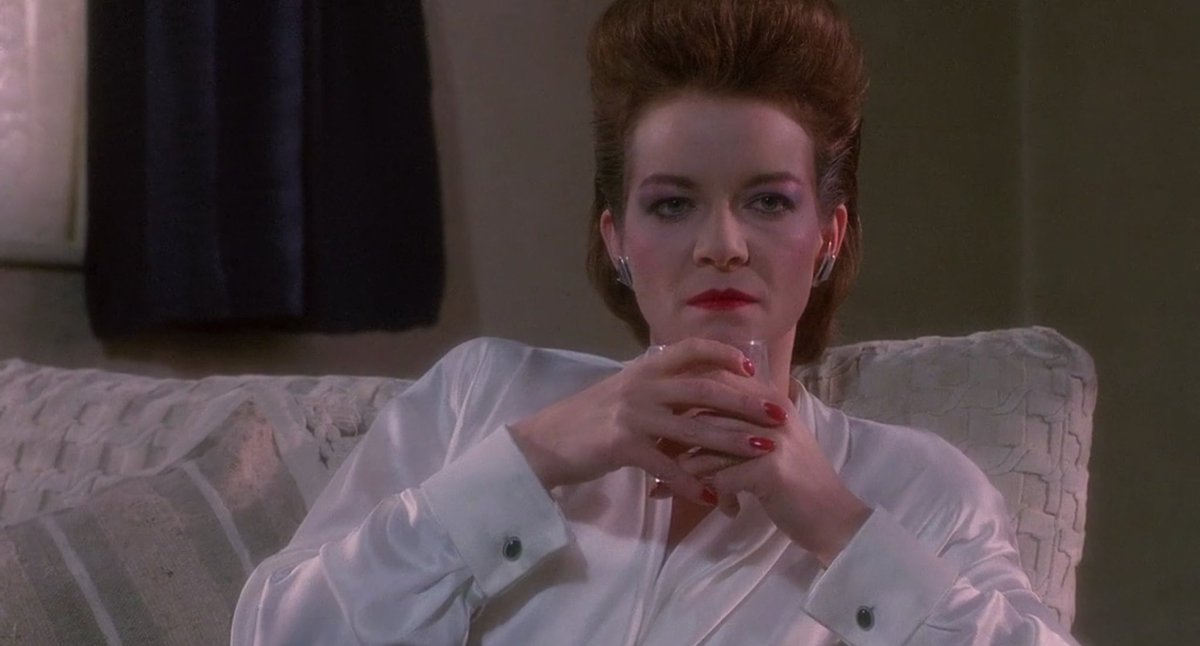 Découverte de Hellraiser premier du nom hier soir. J'ai bien choisi mon moment, la chaleur s'est mariée parfaitement à l'ambiance quasi gothique et gluante du film. J'ai adoré le perso de Clare Higgins, de femme bourgeoise frustrée à tueuse d'hommes. (ce plan là, en dessous, 👌)