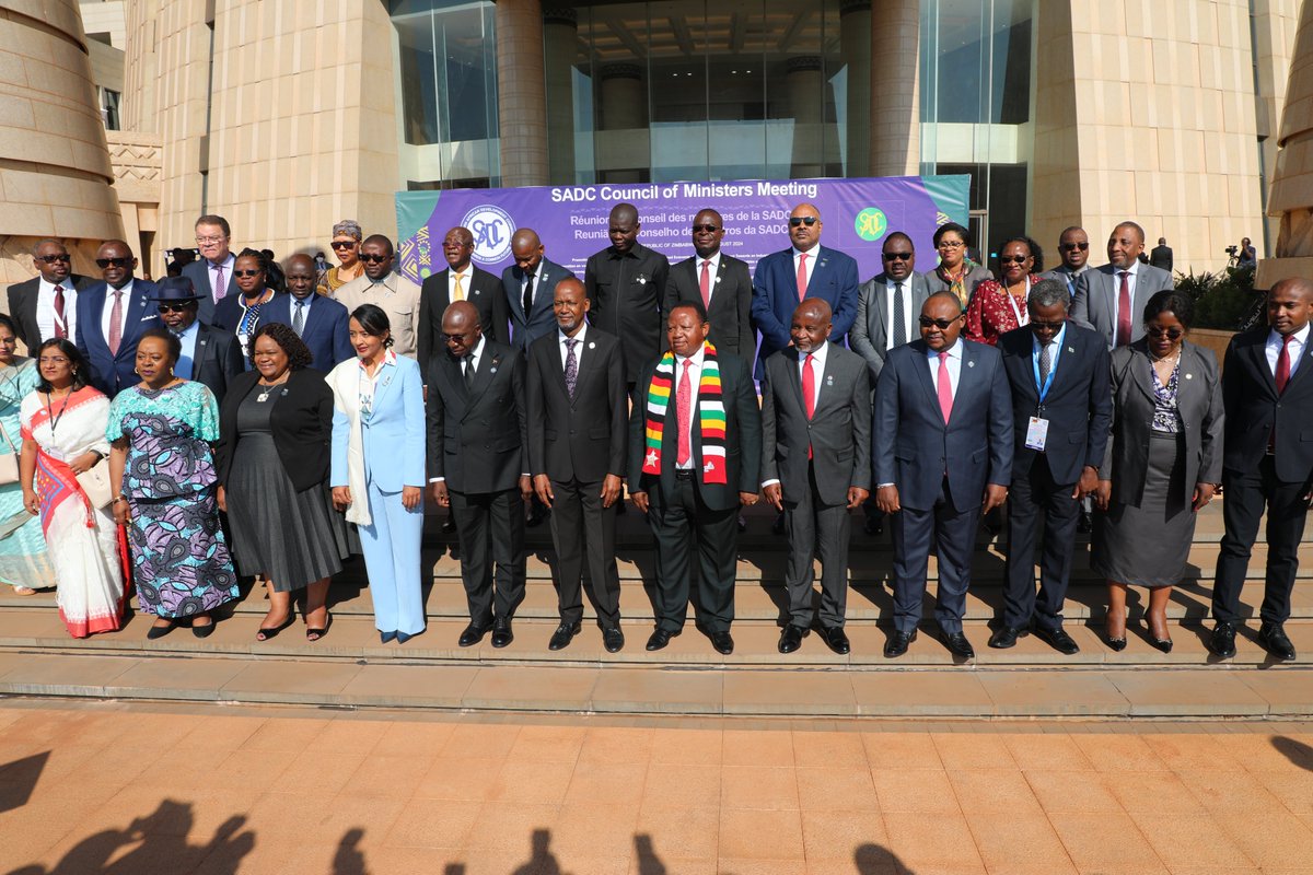 MoFA_ZW's tweet photo. 🇿🇼🇿🇼🇿🇼🇿🇼
This morning, Minister @ShavaHon takes over the rotational Chairpersonship of the SADC Council of Ministers.
He takes over from  Hon. Tete António, Minister of External Relations of the Republic of Angola 🇦🇴, who led the Council's activities throughout the previous year. https://t.co/BuPPuKiJx7