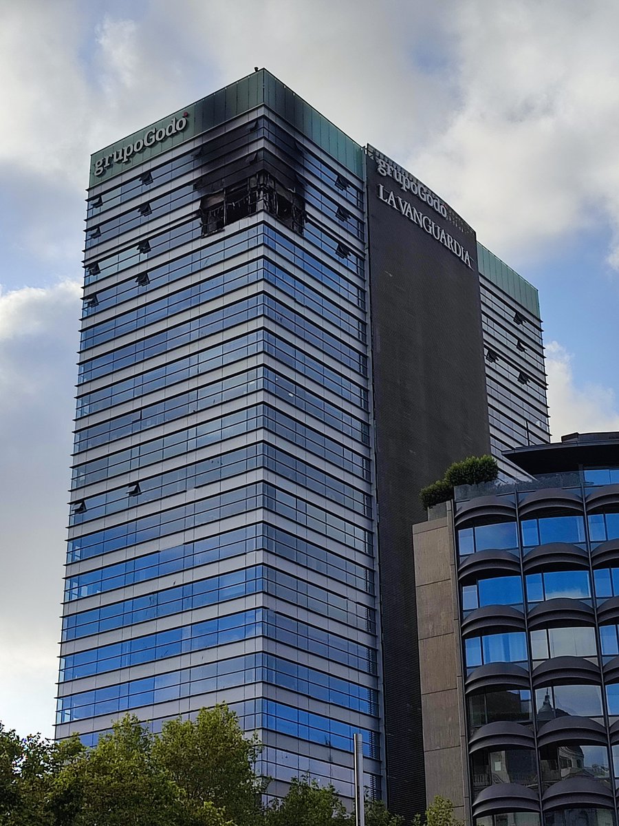 Así ha quedado la Torre Godó, tras el incendio de esta madrugada pasada😱😱.
📸 E.F.H. aka Sixty-four
#Barcelona  
#Buenosdias