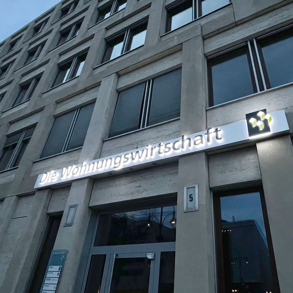 WohWiServices's tweet photo. 10 Jahre WohWi-Logo – eine Erfolgsgeschichte. 
Das Logo in Aktion (3): 
So funktioniert das #WohWi-Logo: 
Wer zur #Wohnungwirtschaft Deutschland gehört und damit im #GdW organisiert ist, erkennt man am Logo – auch in den Social Media. https://t.co/JwIDKWTZwp