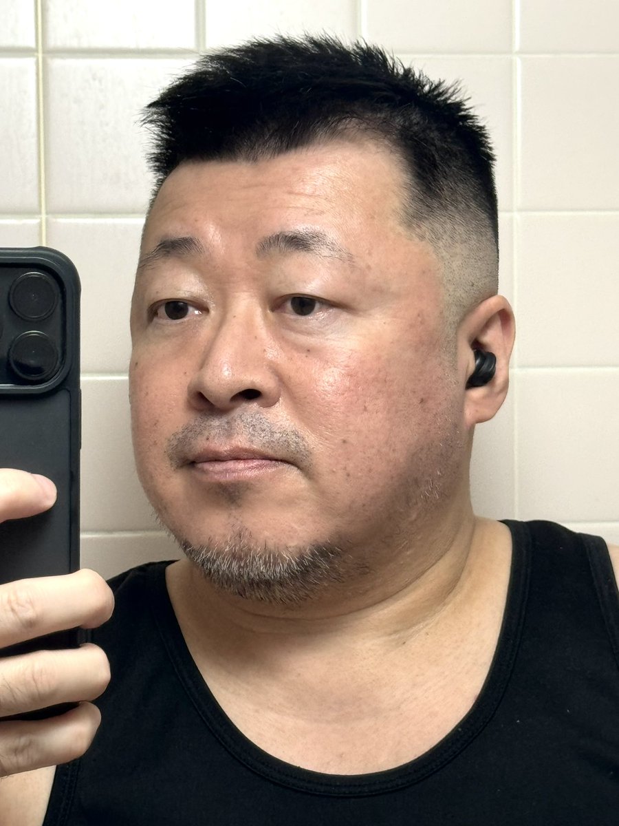 ichiro202309's tweet photo. 髪切りショップで髪切った✂︎💈✂︎
暑いので髪無くなったオッサン🥸
そんなに食べてない筈なのにお腹出てきた
おかしい🤔 https://t.co/BaXXqJiaMg