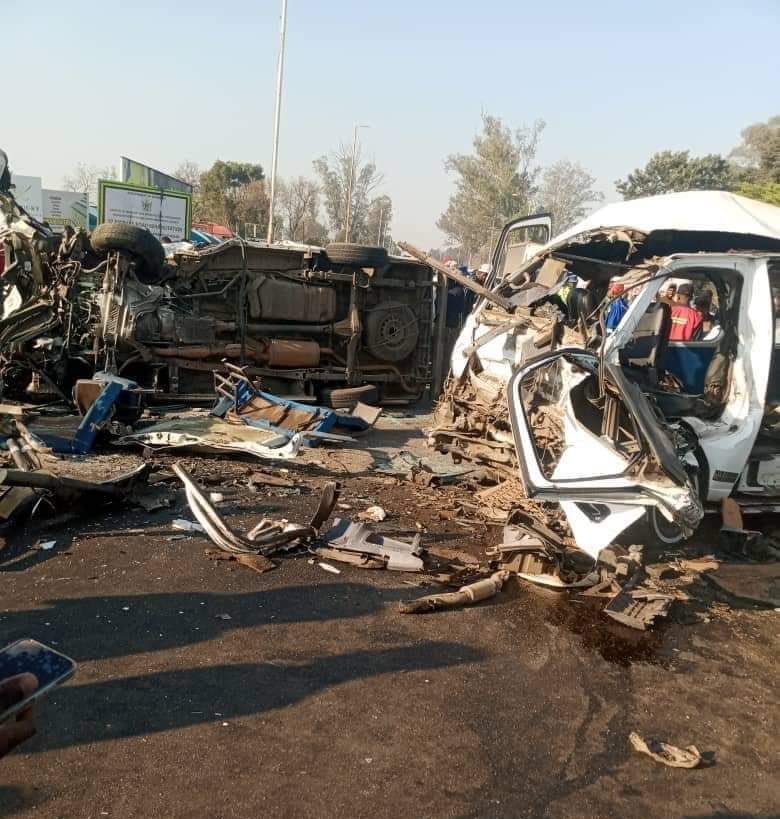 Toitasei nevanhu vemakombi? They drive against oncoming traffic , most dont stop at traffic lights, pick and drop passengers anywhere and most of the Kombis are road unworthy, genuinely speaking most accidents along Seke road involve kombis, should we continue losing lives?