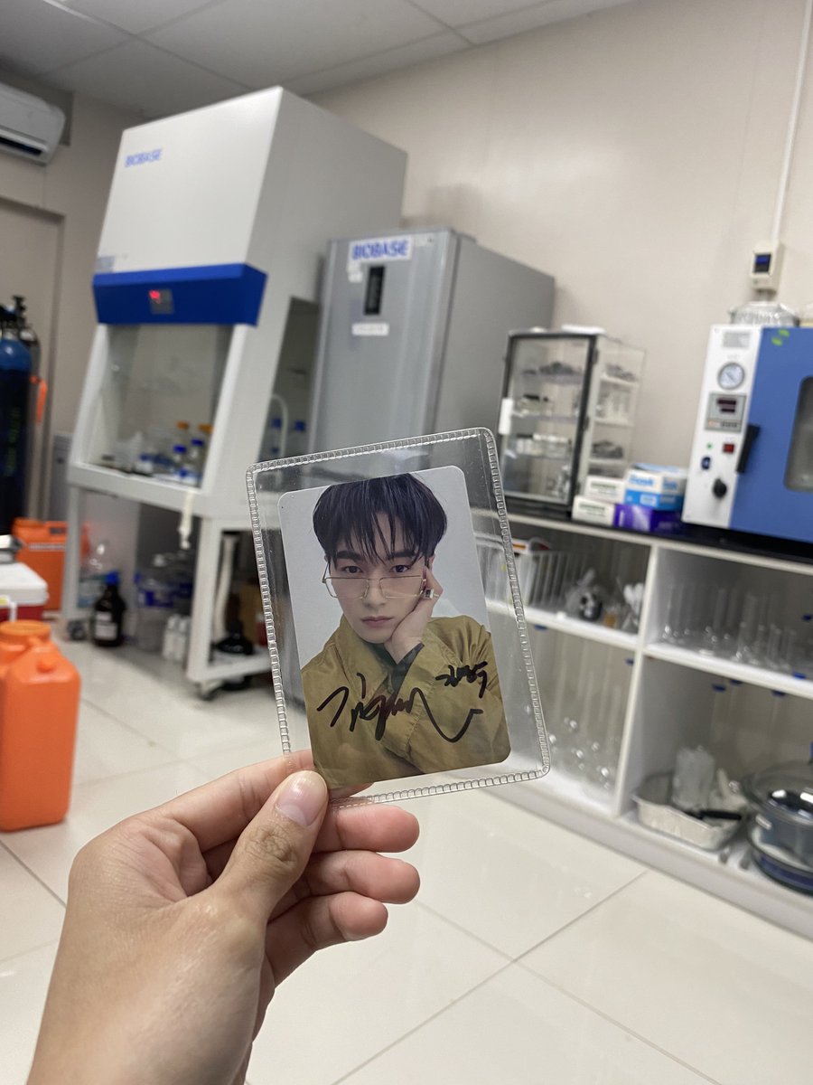 GeanAledia's tweet photo. Hello Myungsoo! Welcome to my workplace. Up until now I still can’t move forward with my life 😭 To my coworkers, thanks for being patient with me 🥺😂

I miss you already @LKMS_official please come back soon in manila 💛 https://t.co/l8Btnx5FZf