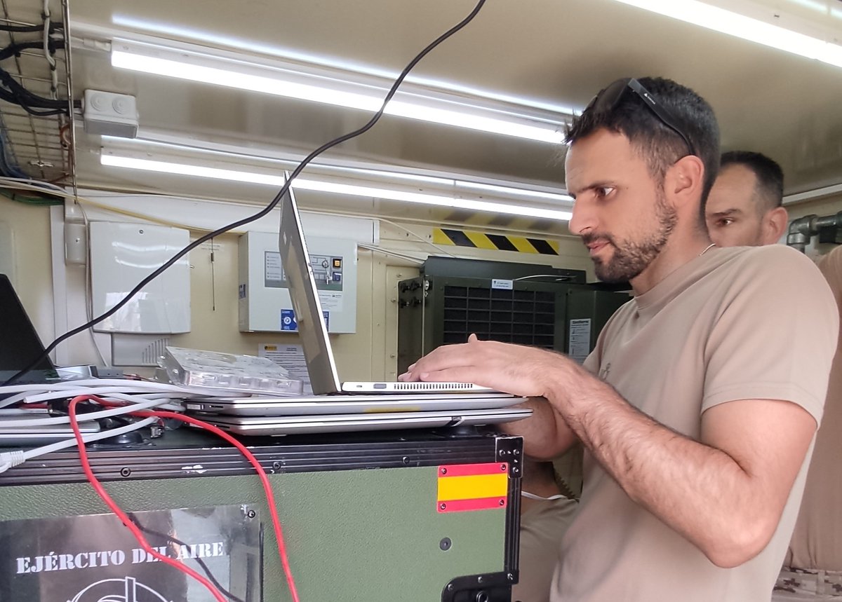 EMADmde's tweet photo. #DATPaznic 🇷🇴: el personal de los Centros de Informática #CIGES y de Apoyo Técnico Avanzado #CATA del @EjercitoAire 🇪🇸 finaliza la instalación de los sistemas informáticos y de telefonía necesarios para el buen funcionamiento del Destacamento. ¡Misión cumplida! @NATO #MOPS https://t.co/vVXRxSqoiX
