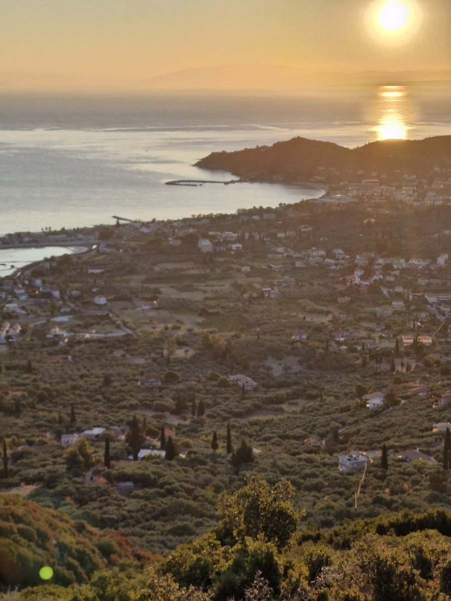 Ar maidin moch do ghabhas amach 
'S Apalló geal ag cur tús lena thuras spéire...