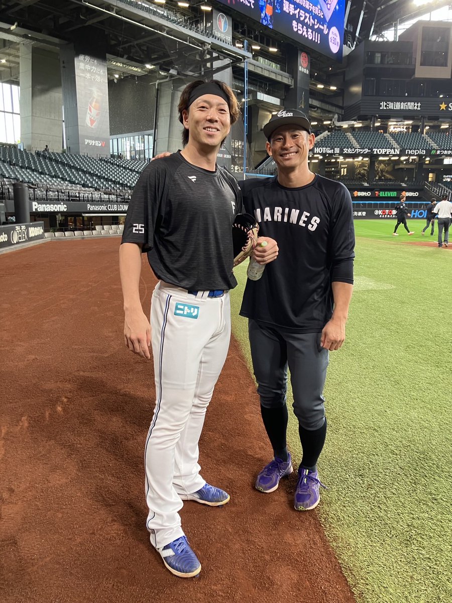 FightersPR's tweet photo. マリーンズ荻野選手が400ホールド達成のお祝いに🎉

#同級生
#宮西尚生
#荻野貴司
#lovefighters https://t.co/Px4znuSksT