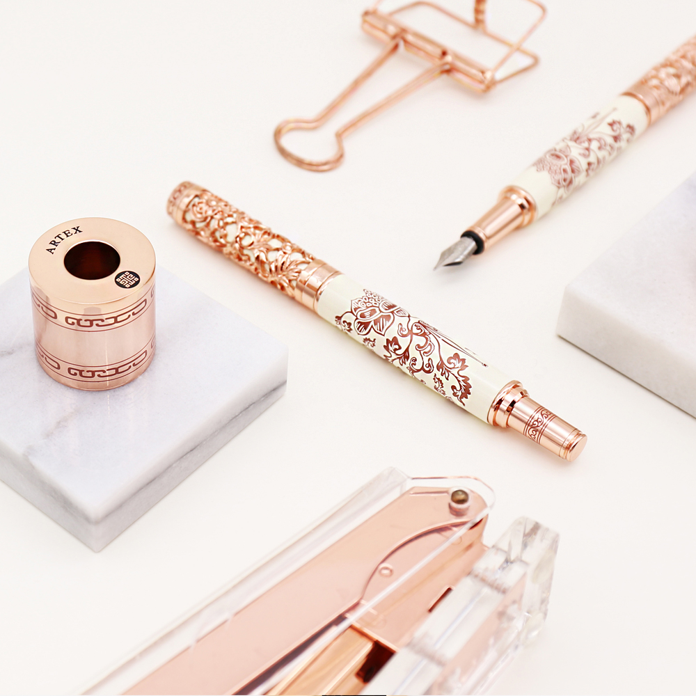 Discover the beauty of rose gold color! With its warm, luxurious glow, rose gold adds a touch of elegance to every piece. Perfect for those who appreciate the finer things in life. #ARTEX  #ARTEXPEN #handwriting #writing #fountainpen #art #luxurystationery 
#stationeryaddict