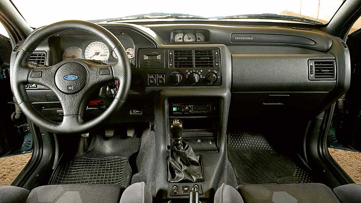 Efsaneleri hatırlayalım:

Ford Escort RS Cosworth, 1992’den 1996'ya kadar 7145 adet üretildi. 6250 d/d’de 227 HP güç üreten motorun torku 304 Nm’ydi. Maksimum hız standart kanatla 232 km/s’ydi ama kanat olmadan 237 km/s’ye ulaşıyordu. 0-100 km/s hızlanma ise 5.7 saniyeydi.