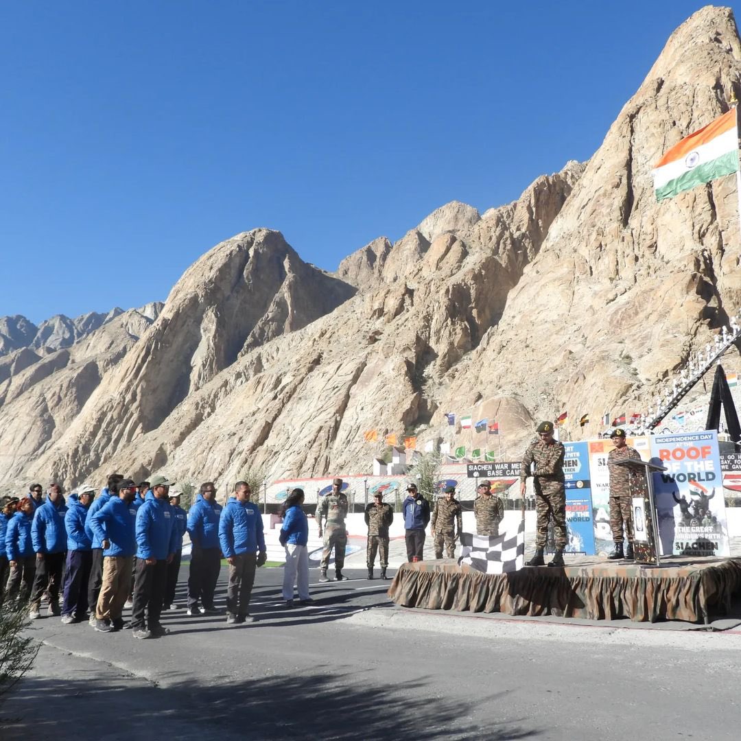 IndianMtrgFdn's tweet image. The Siachen Glacier Trek returns, uniting 25 adventurers, aged 21 to 72, under the Indian Army, Oxbow Explore, and IMF. Flagged off by Lt Gen Hitesh Bhalla, they're set to hoist the national flag on Independence Day, showcasing courage and patriotism.

#imf #siachen #flagoff