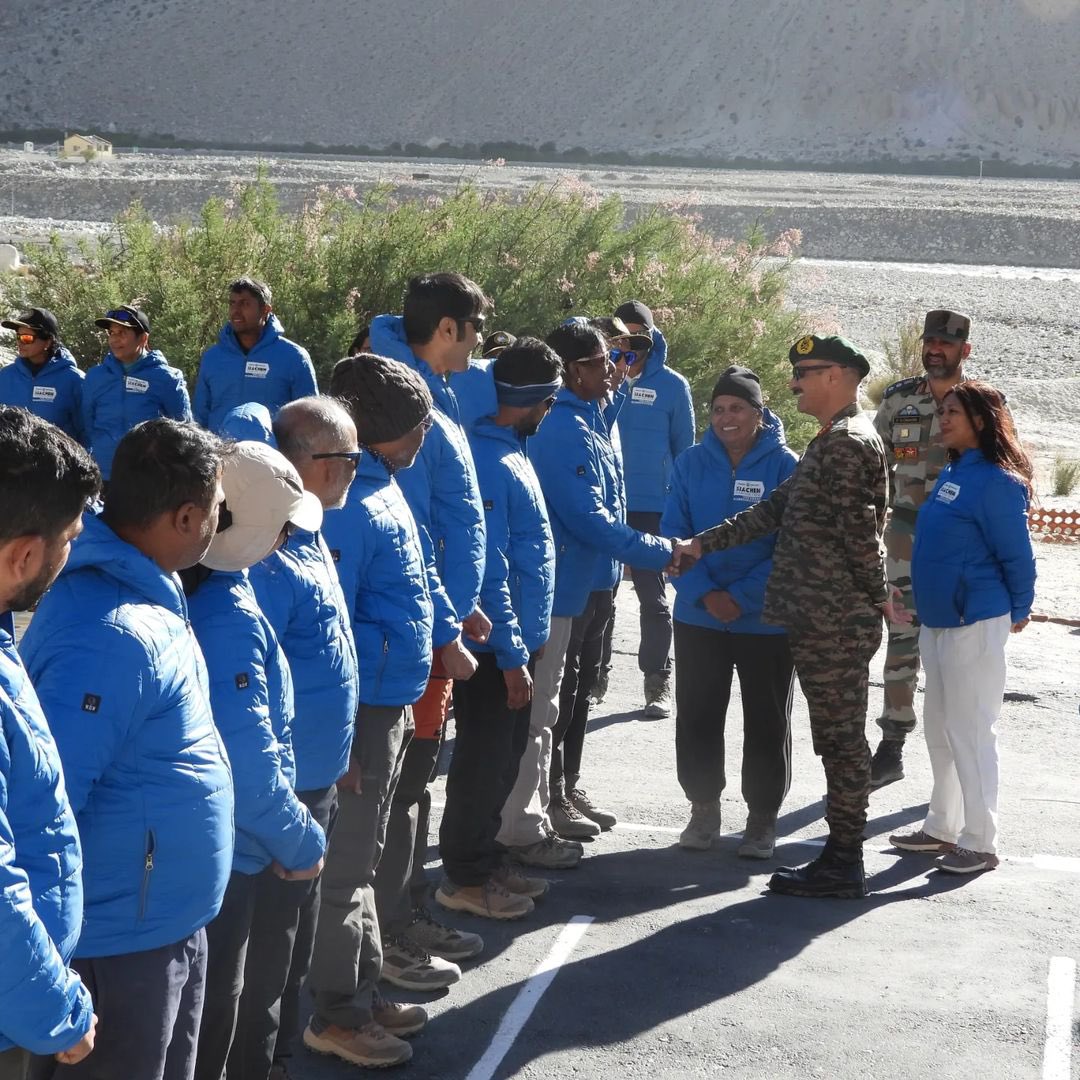 IndianMtrgFdn's tweet image. The Siachen Glacier Trek returns, uniting 25 adventurers, aged 21 to 72, under the Indian Army, Oxbow Explore, and IMF. Flagged off by Lt Gen Hitesh Bhalla, they're set to hoist the national flag on Independence Day, showcasing courage and patriotism.

#imf #siachen #flagoff