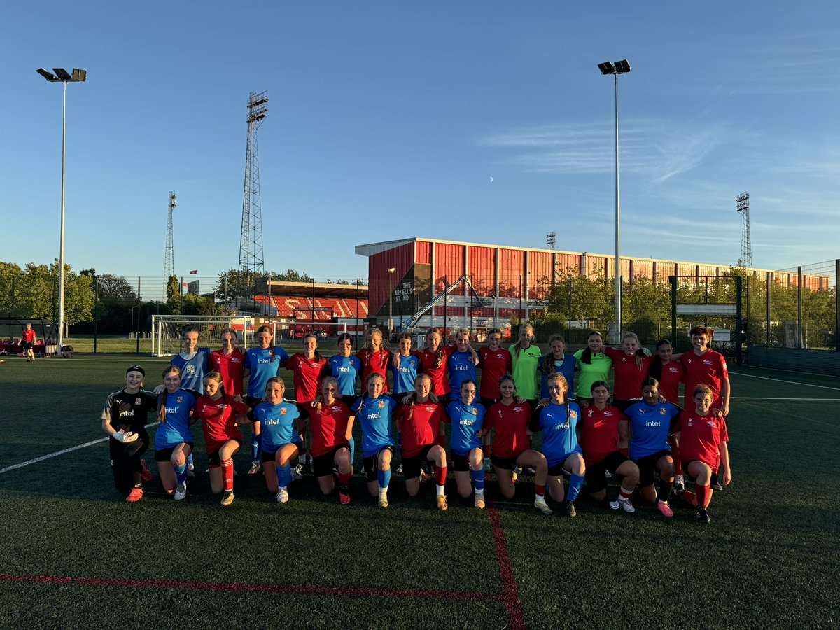 CardiffUniSport's tweet photo. Another fantastic set of pre-season games as our U13 &amp; U16 South Girls’ Development Centre squads travelled across the bridge to play Swindon Town 🔴⚫️ Two end-to-end entertaining games packed with goals &amp; learning experiences ⚽️ 

Thank you @STFCfoundation for hosting 🤝☀️ https://t.co/Spxq9ypaKS