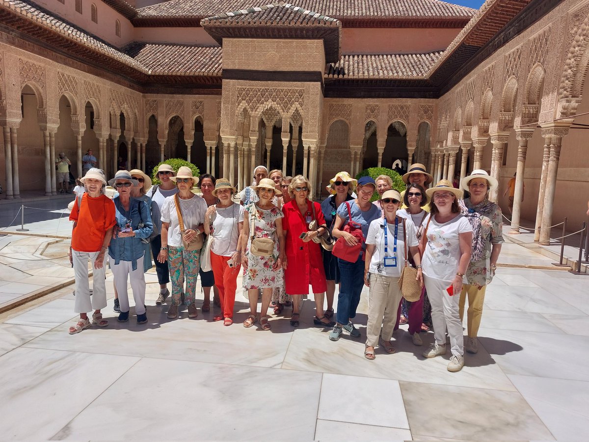 Estamos a tope este verano en la #Alhambra... Si quieres una visita privada para tu grupo, contacta con nosotros. Somos tus guías oficiales de #Granada
ℹ️guiasdearte.com 
📧info@guiasdearte.com