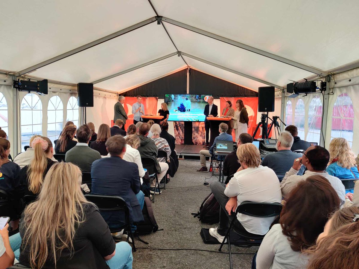 Fullt hus på debatt om klimatilpasning på Arendalsuka🌍 Klimaendringene problemer med alt fra at naturkatastrofer ødelegger livsgrunnlag, barns rettigheter brytes og miner flyttes. Det er ingen tvil om at klimatilpasningsprosjekter må oppskaleres så raskt som mulig!💪