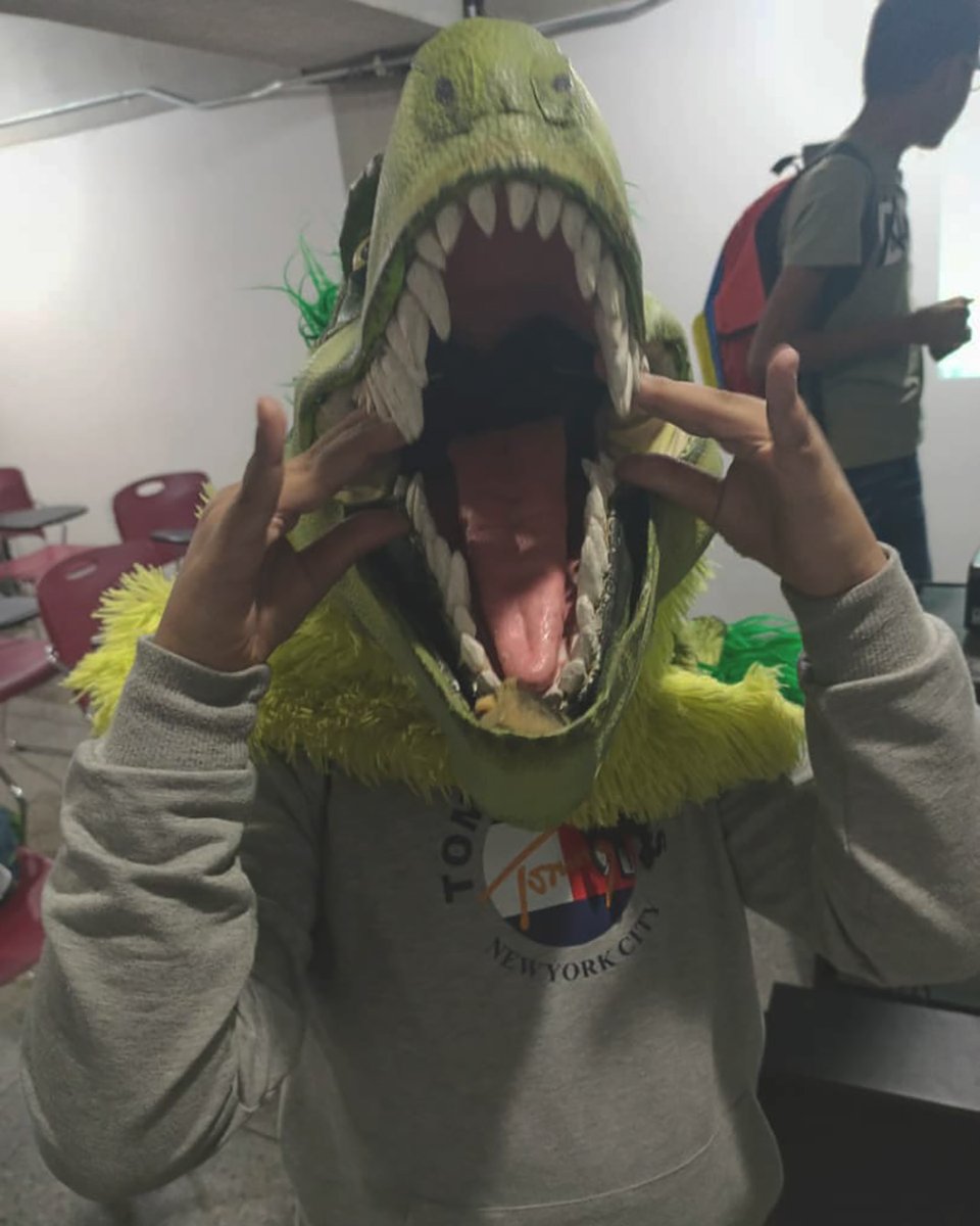 disfrasaurio's tweet photo. Y así arrancamos el curso “Recreando dinosaurios y otros animales prehistóricos” el pasado sábado 10 de agosto en la Biblioteca Los Palos Grandes del Municipio Chacao [https://t.co/4x0Tt6RFE8] https://t.co/CPe5PGPztu