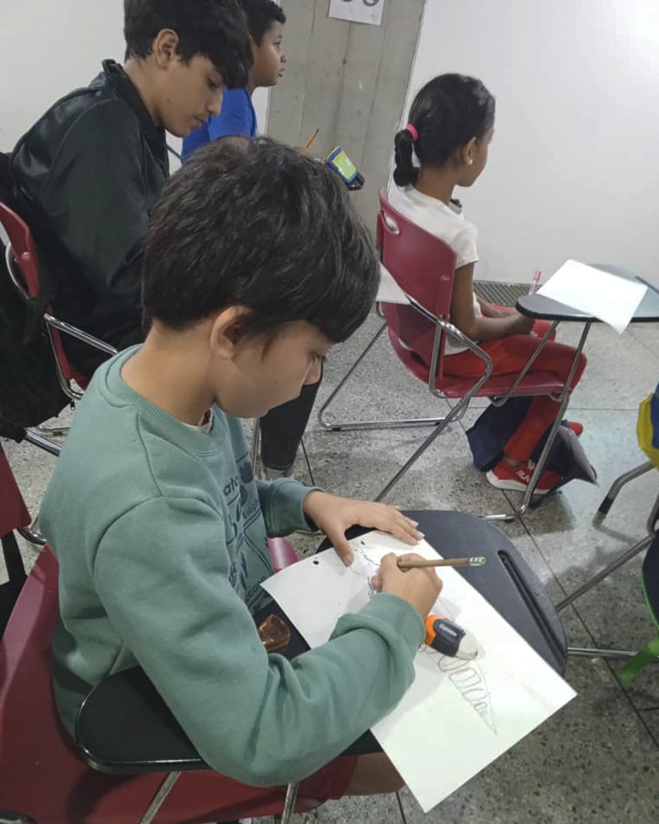 disfrasaurio's tweet photo. Y así arrancamos el curso “Recreando dinosaurios y otros animales prehistóricos” el pasado sábado 10 de agosto en la Biblioteca Los Palos Grandes del Municipio Chacao [https://t.co/4x0Tt6RFE8] https://t.co/CPe5PGPztu