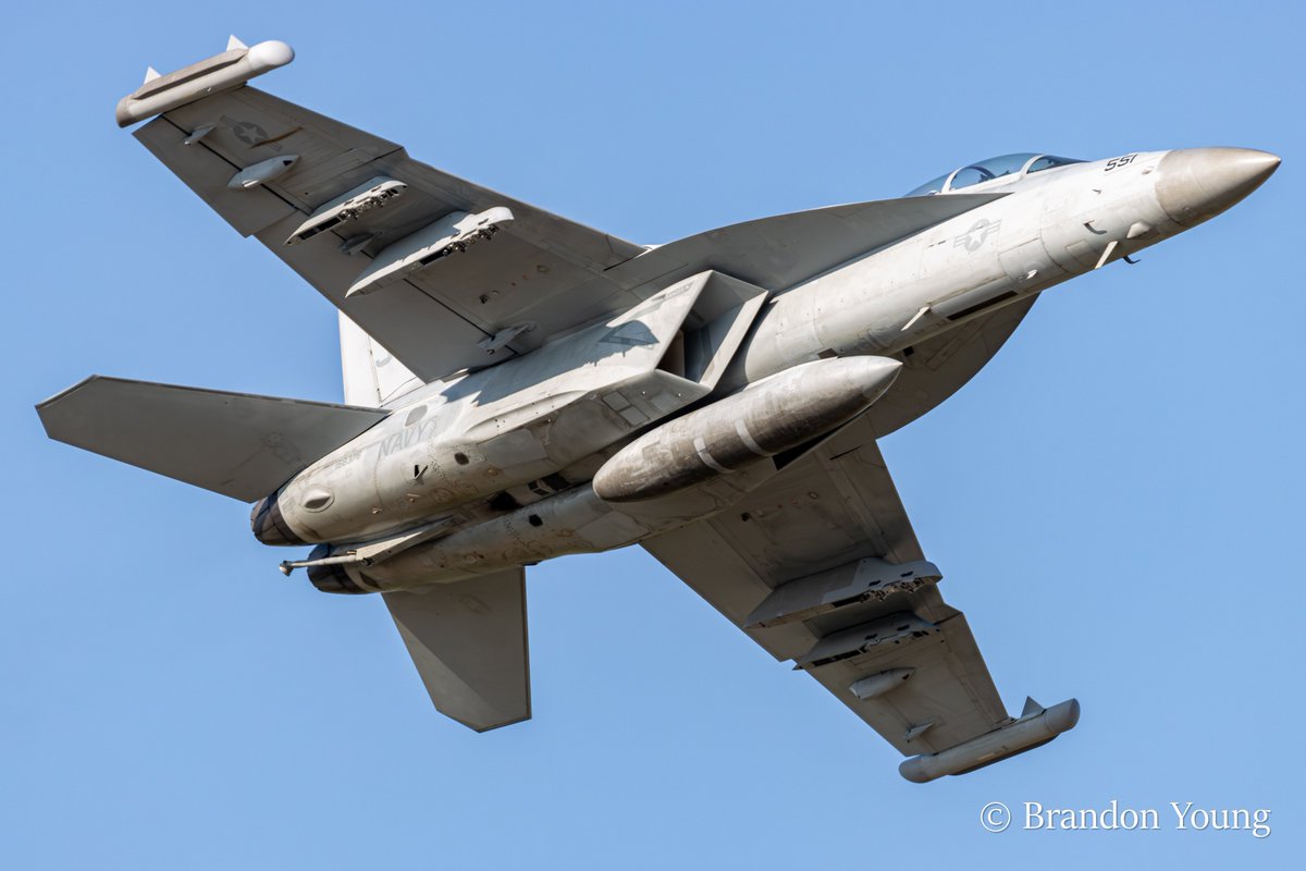 combatpenguin81's tweet photo. EA-18G Growlers putting on a show. #OSH24 #EAA #airventure https://t.co/6aH4GtacVa