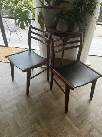 2 Danish Mid-century chairs MH MØBLER gumtree.com/p/for-sale/2-d…