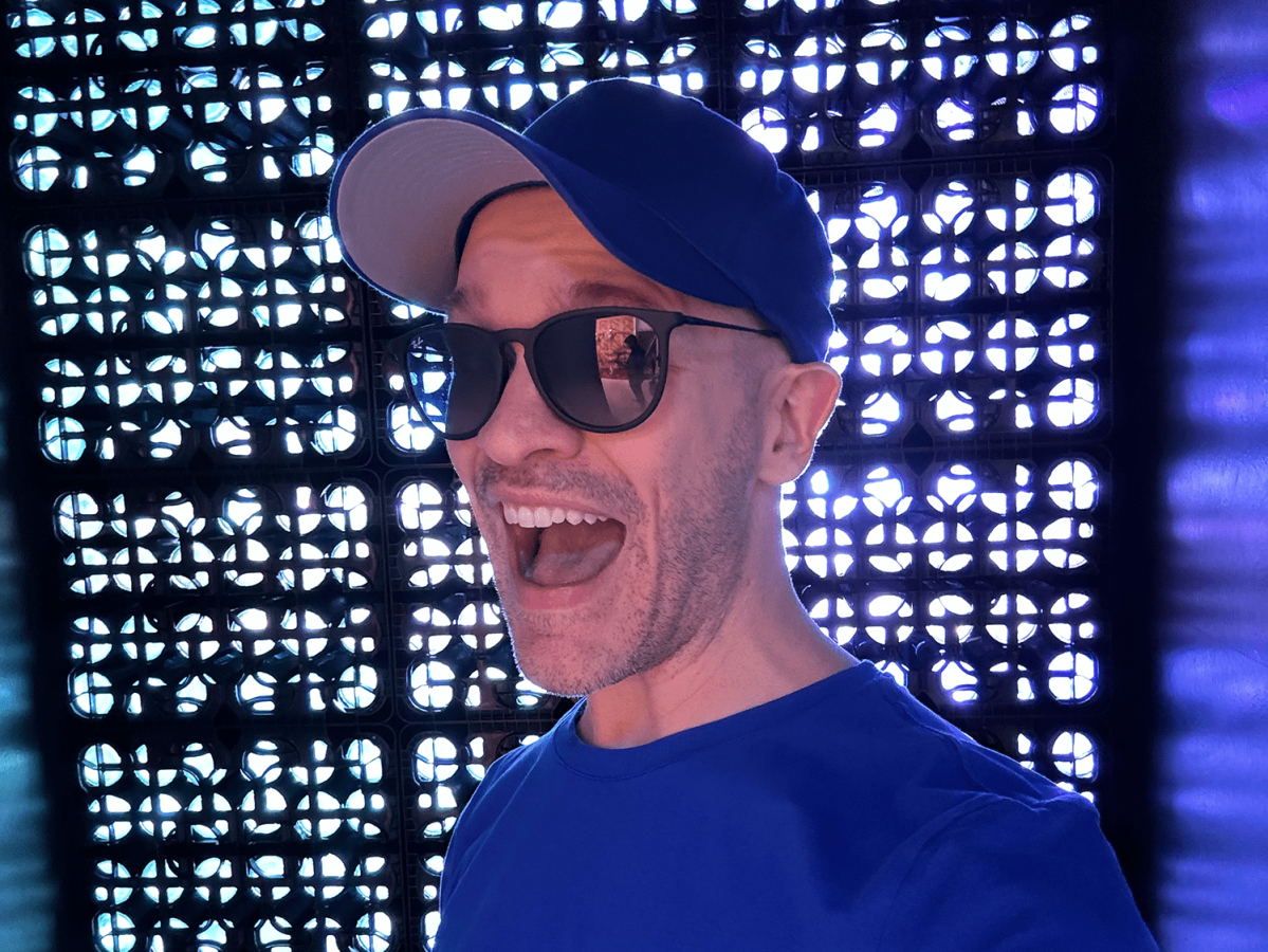 Tolle Synchron-Geschichte, die ich mit Martina Treger, der Stimme von Sharon Stone, Queen Latifa oder Viola Davis umsetze: Vor jeder Folge meines neuen Podcasts „5 Dinge mit 20“ wird einer von 10 Warnhinweisen zu hören sein, etwa: "Achtung, dieser Podcast kann süchtig machen" 😅