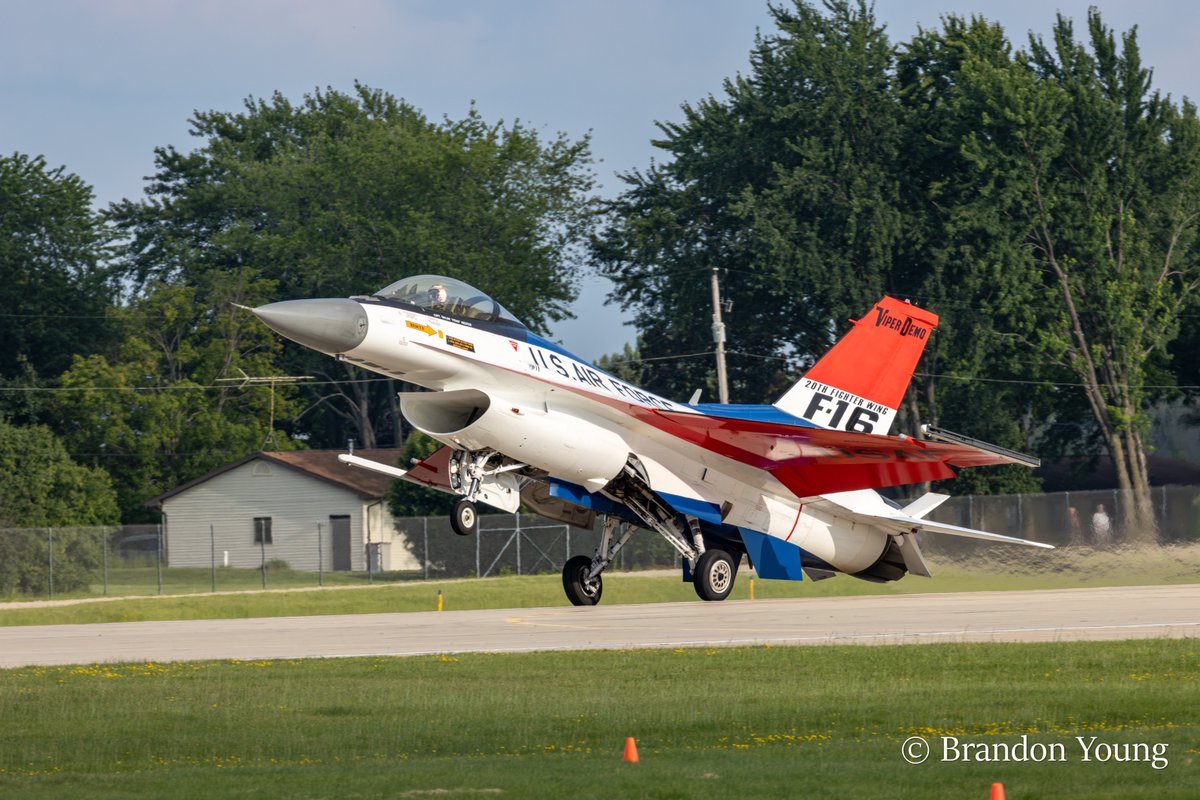 combatpenguin81's tweet photo. Few more shots from Wednesday's heritage flight. #OSH24 #EAA #airventure https://t.co/ELmqG8KO4R