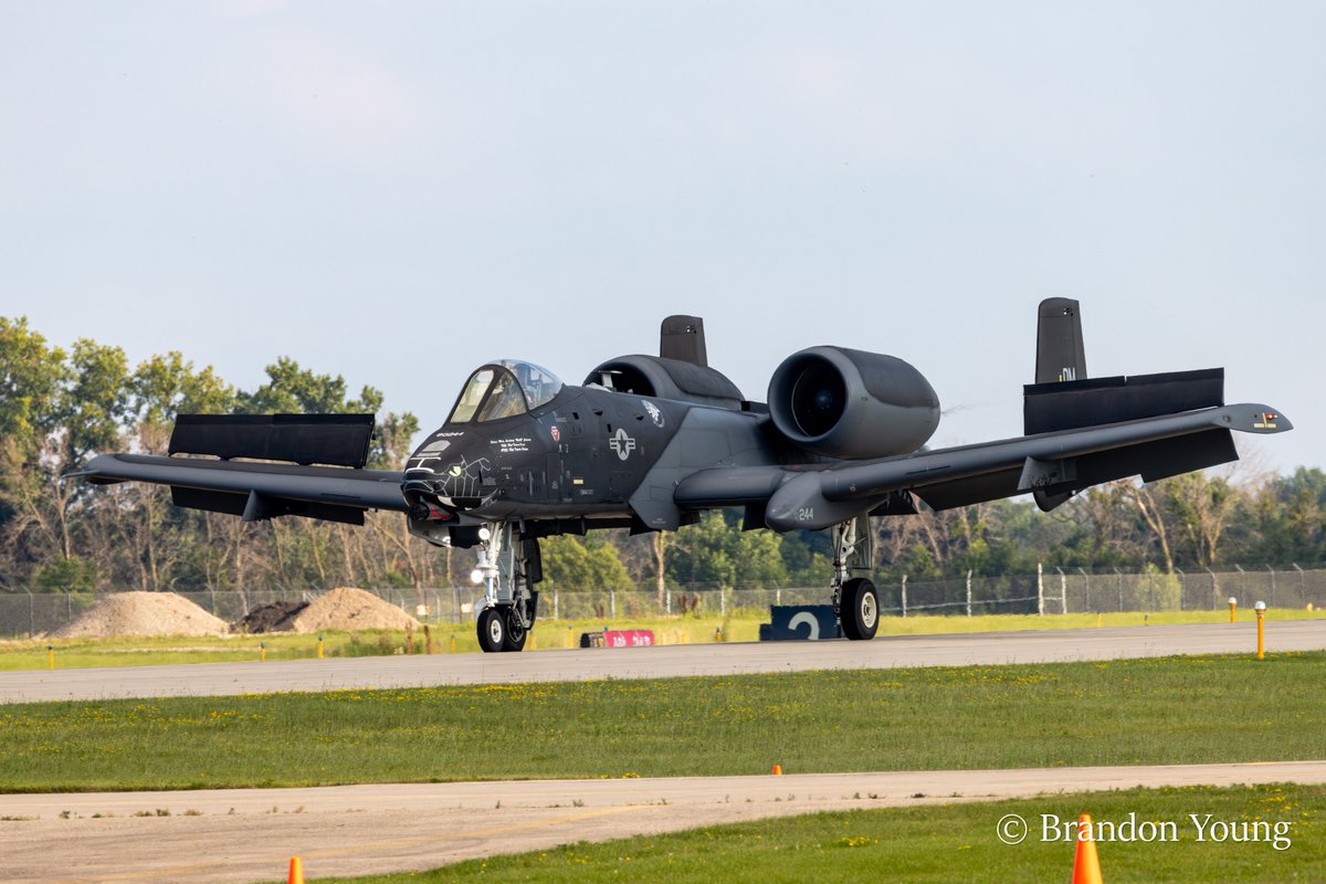 combatpenguin81's tweet photo. Few more shots from Wednesday's heritage flight. #OSH24 #EAA #airventure https://t.co/ELmqG8KO4R