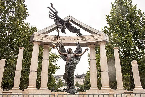 AlexanderFaludy's tweet photo. ‘There’s a dovetail between historical presentation of #Hungary as the victim of great powers + #Fidesz’s communication re “persecution” by #Brussels in the present’.
— @ggreilinger’s take on #MemoryCulture in HU for @HunObserver today.
https://t.co/5E2VXRkUpc https://t.co/Qnm1GHGrO4