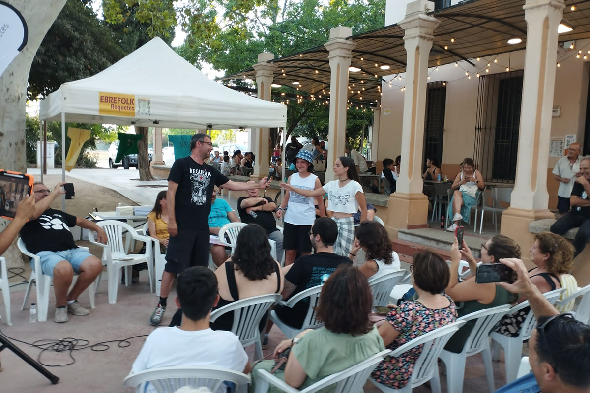 EnsAssoc's tweet photo. Divendres vam ser al 9è #Ebrefolk a Roquetes per presentar el #Canemàs27
Al costat dels companys de @RevCaramella, Anaïs Falcó @violinaire , Pompili Massa, Sergi Masip, Cristina Boixadera i versos improvisats de Séchu Sende.
@Espai_de_so
Gràcies per convidar-nos-hi! https://t.co/fxsU6VboQb