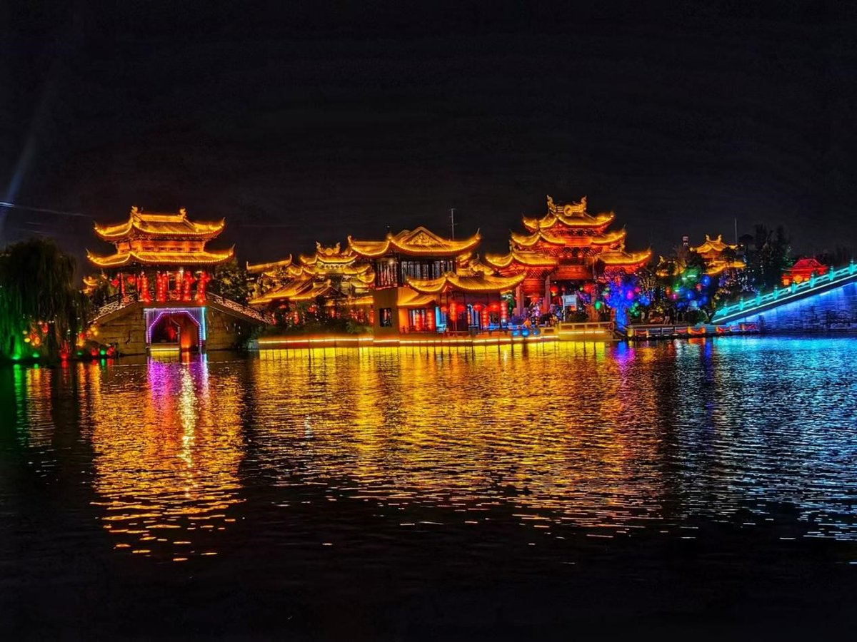 iLiaocheng's tweet photo. 📌Looking for a unique #summer getaway? 🤩Explore Wanyuan Garden in #Linqing, #Liaocheng! This national 3A-rated tourist spot features beautiful gardens, lively night markets, enchanting boat rides, and stunning #night views. 📸Don't miss out! #ChinaTravel #BeautifulLiaocheng #TravelInLiaocheng