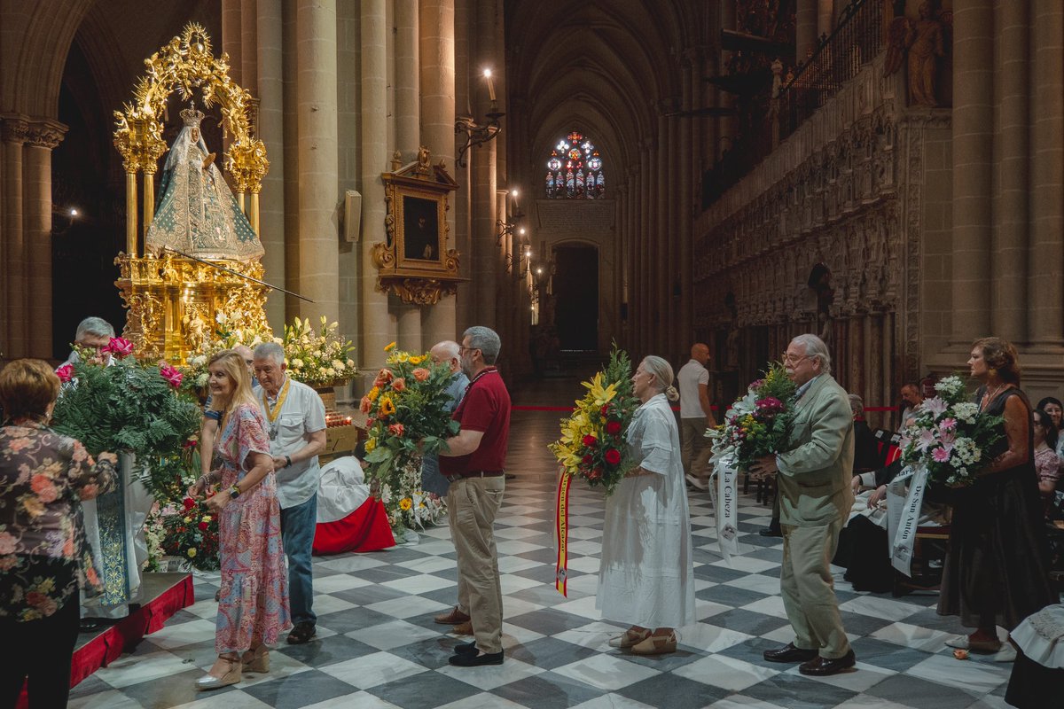 Siguiendo la tradición de cada mes de agosto en Toledo, una representación de la Hermandad acudió ayer a la Catedral con motivo de la jornada dedicada a las Hermandades de Gloria de la ciudad, durante el Octavario en honor de la Virgen del Sagrario.