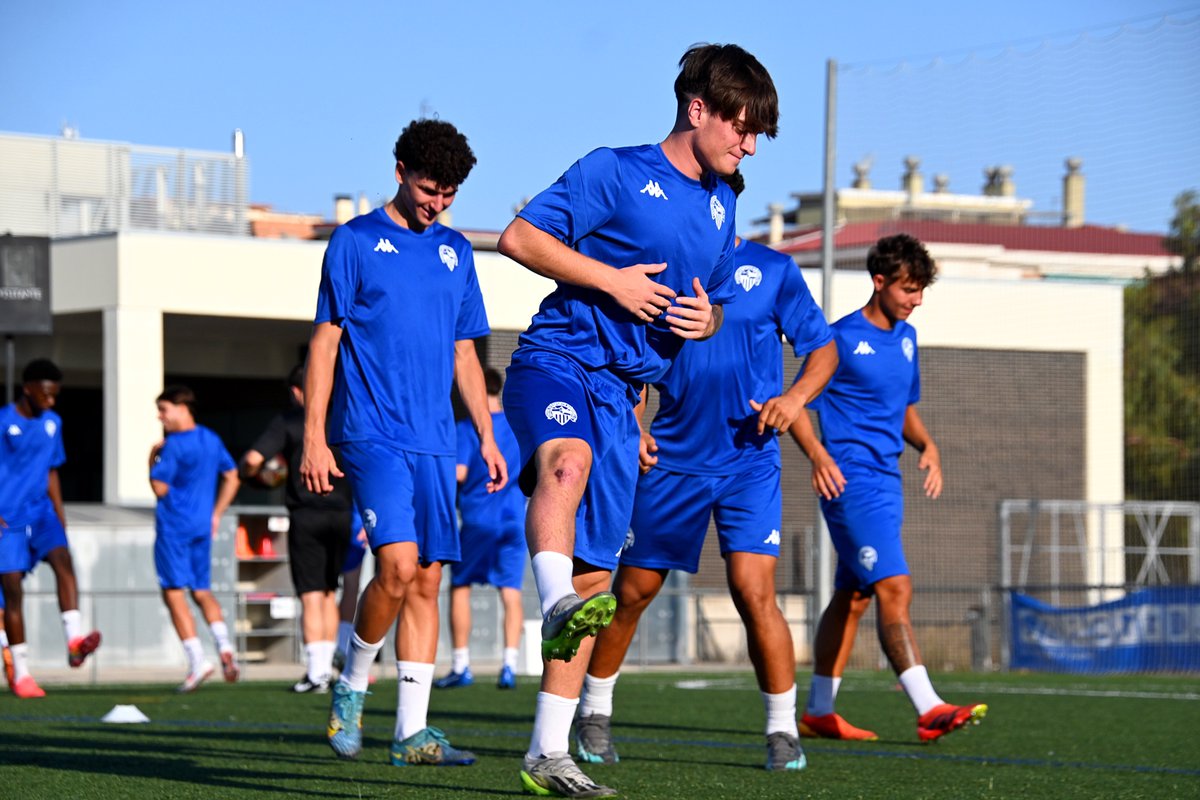FutBaseCES's tweet photo. 🏃 El 𝗝𝗨𝗩𝗘𝗡𝗜𝗟 𝗔 es posa en marxa!

✅ L’equip de @AmilaAlbert ja acumula entrenaments i treball per a preparar la nova temporada

#AMQM | #FutBaseCES https://t.co/sIijw5FmZs