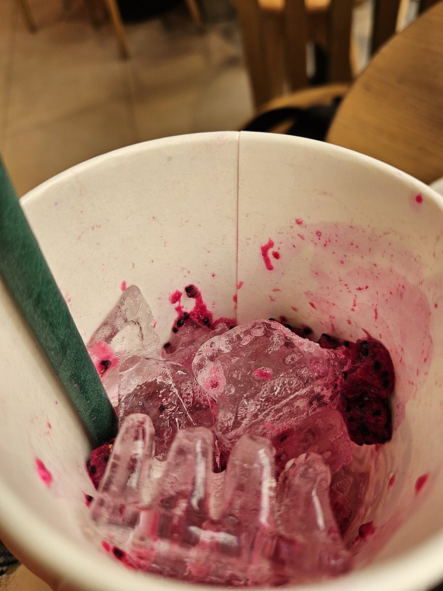 Elsen_Almasli's tweet photo. @Starbucks where is the refresha? https://t.co/LnBpNzkI4S