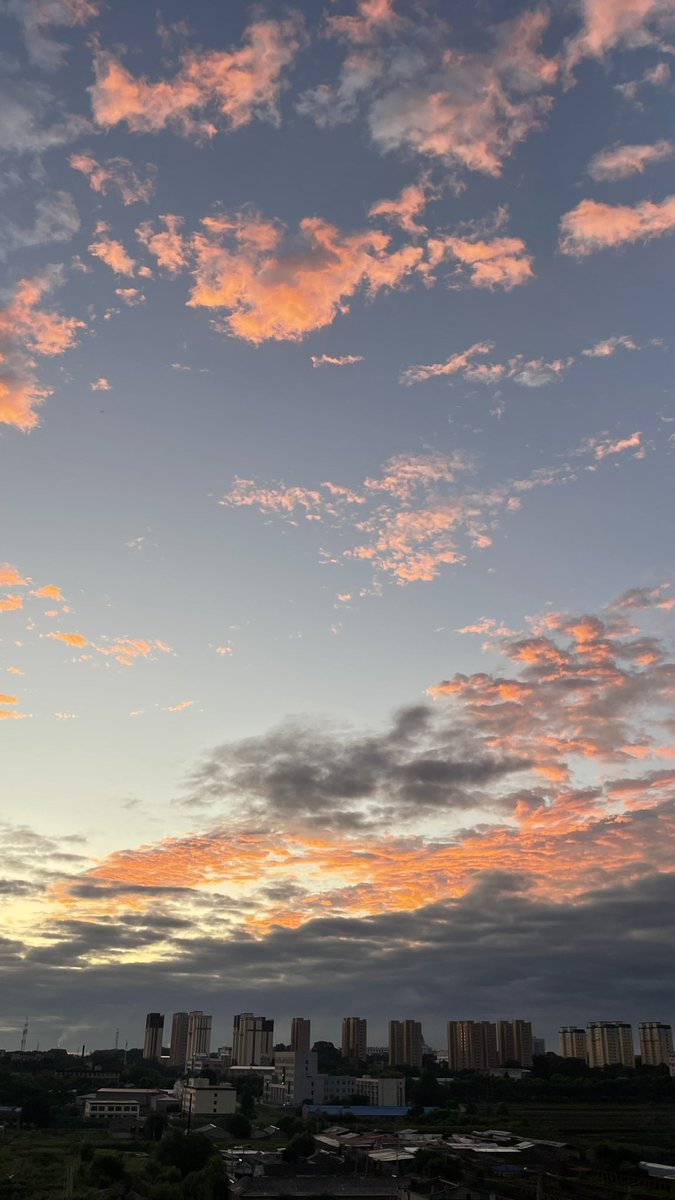 उत्तरपूर्वी आकाशका बादलहरूमा आफूलाई भेटिनुको कथा छ। “म बादल हुँ र बादल मै हो’ भनेर भनिरहनु त बादल-गोठालोको स्वभाव नै भयो। बादल देखेपछि हिजोआज एकजना दाईबुढा जिस्काईरहन्छन् “ए खँड्काजी बादल खेती के कस्तो हुँदैछ?” भन्दै। होशाओयुन्-火烧云 अर्थात् ‘डढेको बादल’(?)का कुरा। हाहा।