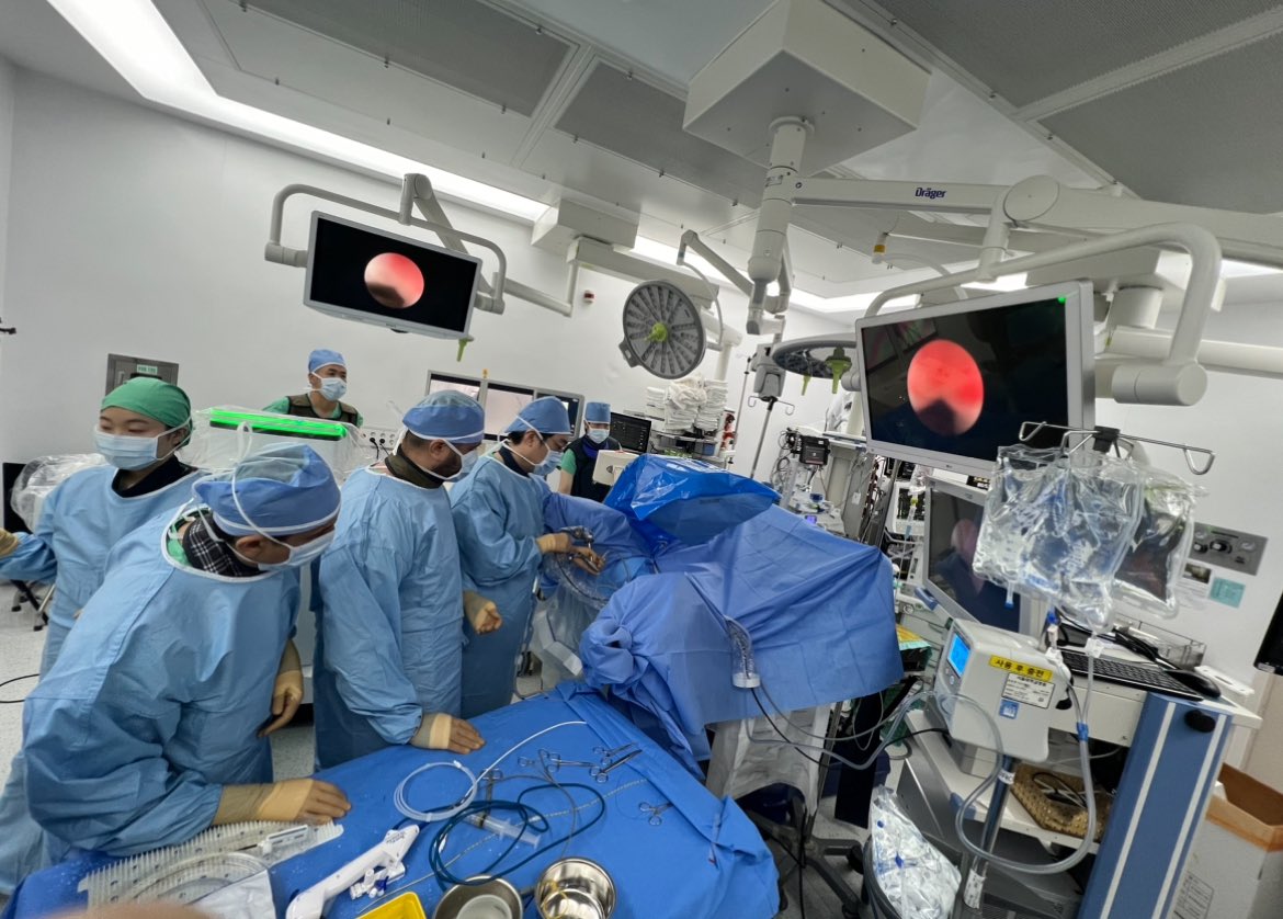tzevattefik's tweet photo. Gr8 demonstration @kmoretry of live robotic RIRS w #Zamenix following the memorable day after the first clinical trial

Tips,Tricks &amp; Challenges
Best hospitality at @snuh_official 

@wissamabokhalid @rifat_burak @miurologa @jl_kwok @LeeHsiangYing1

#wcet24
#RoboticsInEndourology https://t.co/zxmEnjYAwk