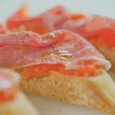 DeliaOnline's tweet photo. Recipe of the Day: Spanish Tomato Bread. We always have tons of this when we are in Majorca - so simple but so sublime! 

https://t.co/gDu0BFZNuX

 #Spanishfood #TomatoBread #SpanishCuisine #spanishtomatoes #MediterraneanFood #breadandtomatoes #spanishham # https://t.co/0vbc9HrBCu