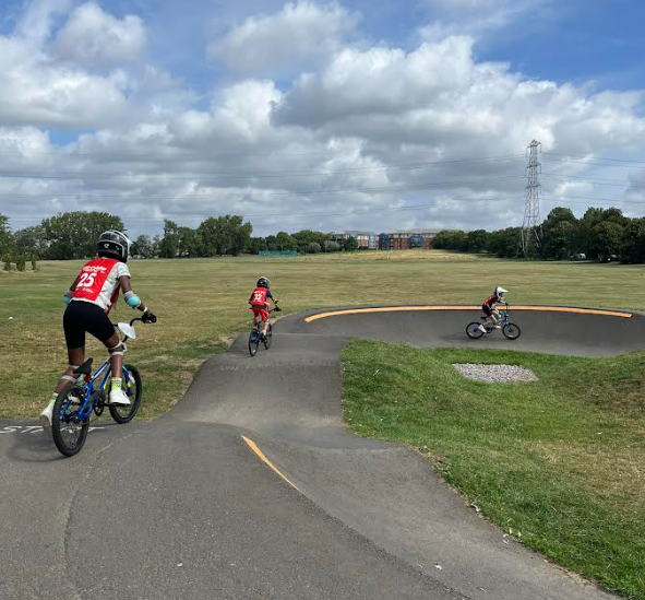 SuttonCouncil's tweet image. Our Holidays, Activities and Food (HAF) programme is well and truly underway!
So far we have had:
⚽Football, Badminton and Cycling lessons
🍜Cooking classes
🦷As well as talks from @MPSSutton & @loveteethdental @TechyTotsSutton 
Book your space now👇  
suttoninformationhub.org.uk/pages/HAF